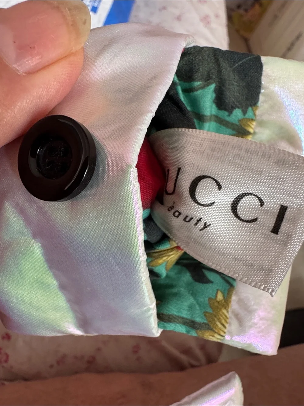 Gucci Beauty Heart Compact with Iridescent Pouch - White